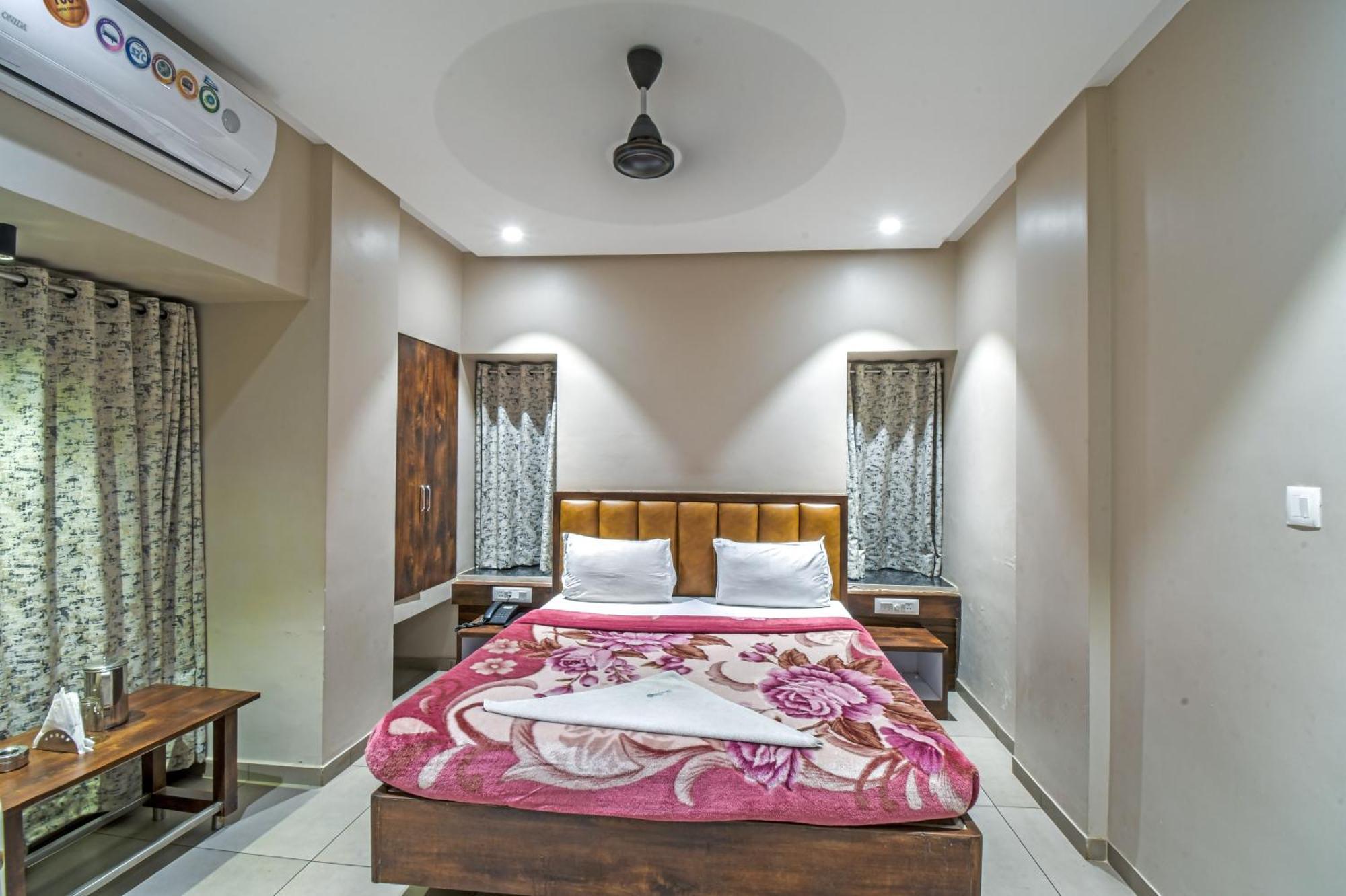 Hotel Vrindavan Deluxe Kolhapur Esterno foto