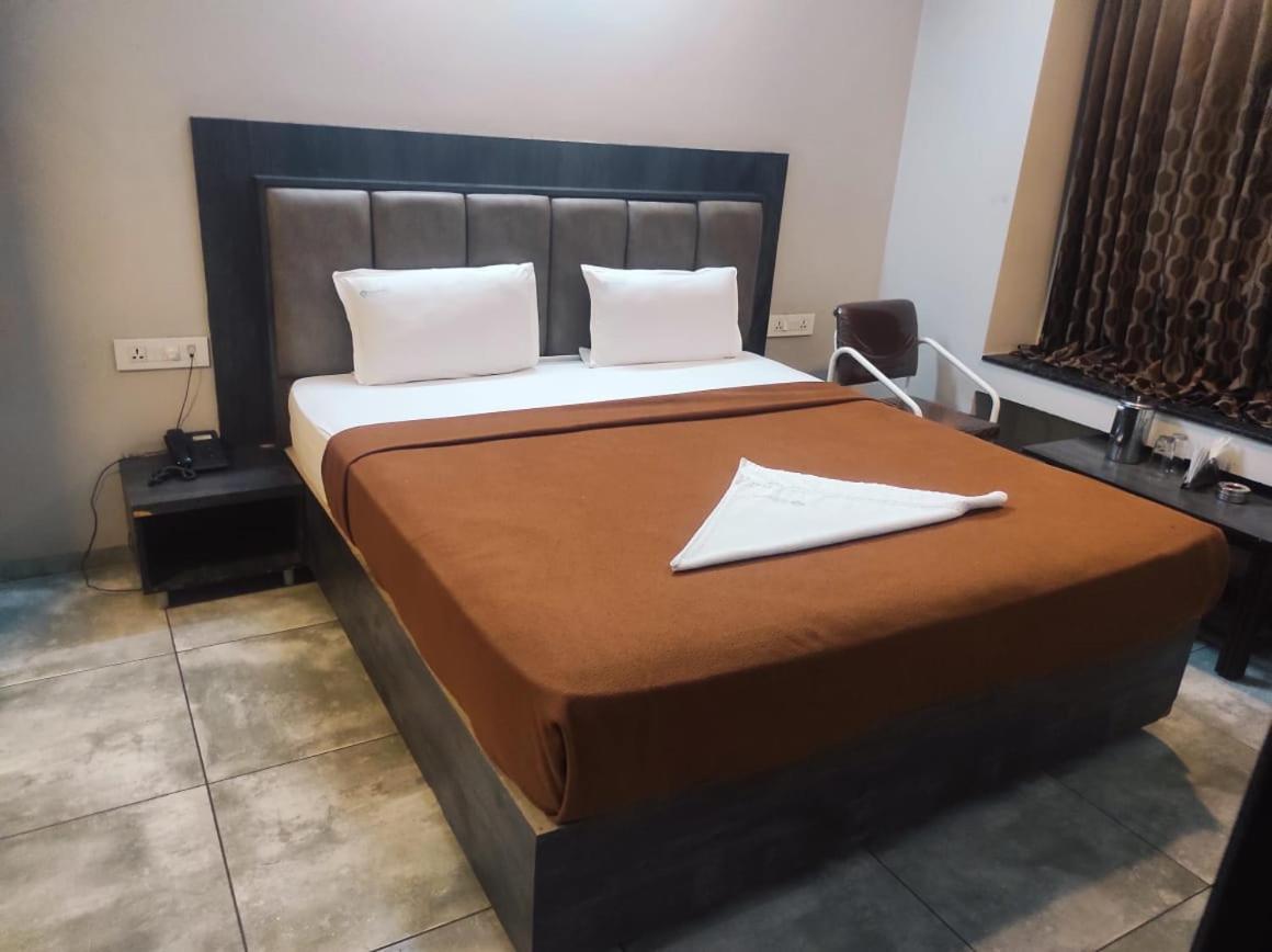 Hotel Vrindavan Deluxe Kolhapur Esterno foto