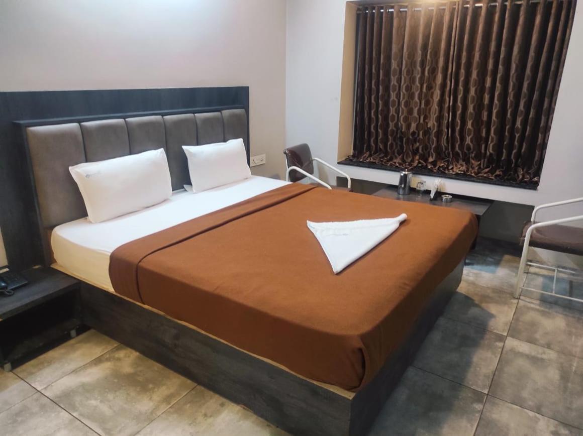 Hotel Vrindavan Deluxe Kolhapur Esterno foto