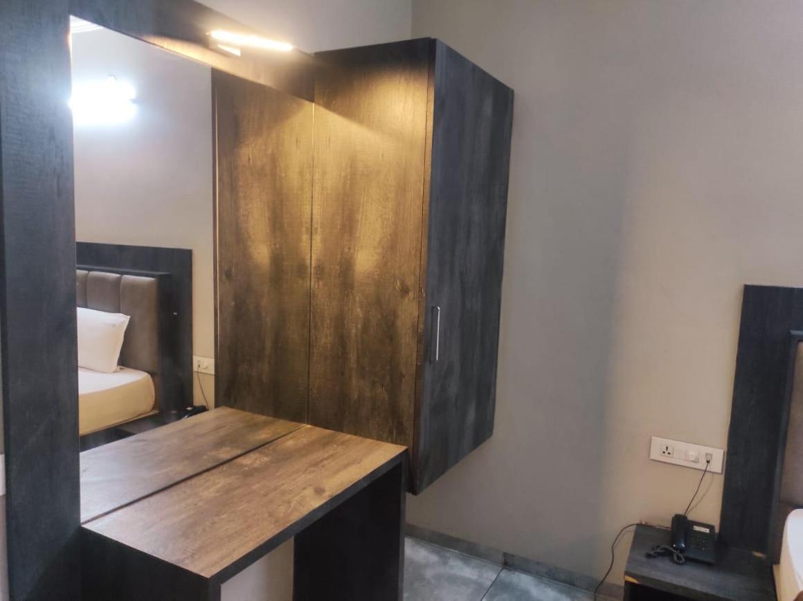 Hotel Vrindavan Deluxe Kolhapur Esterno foto