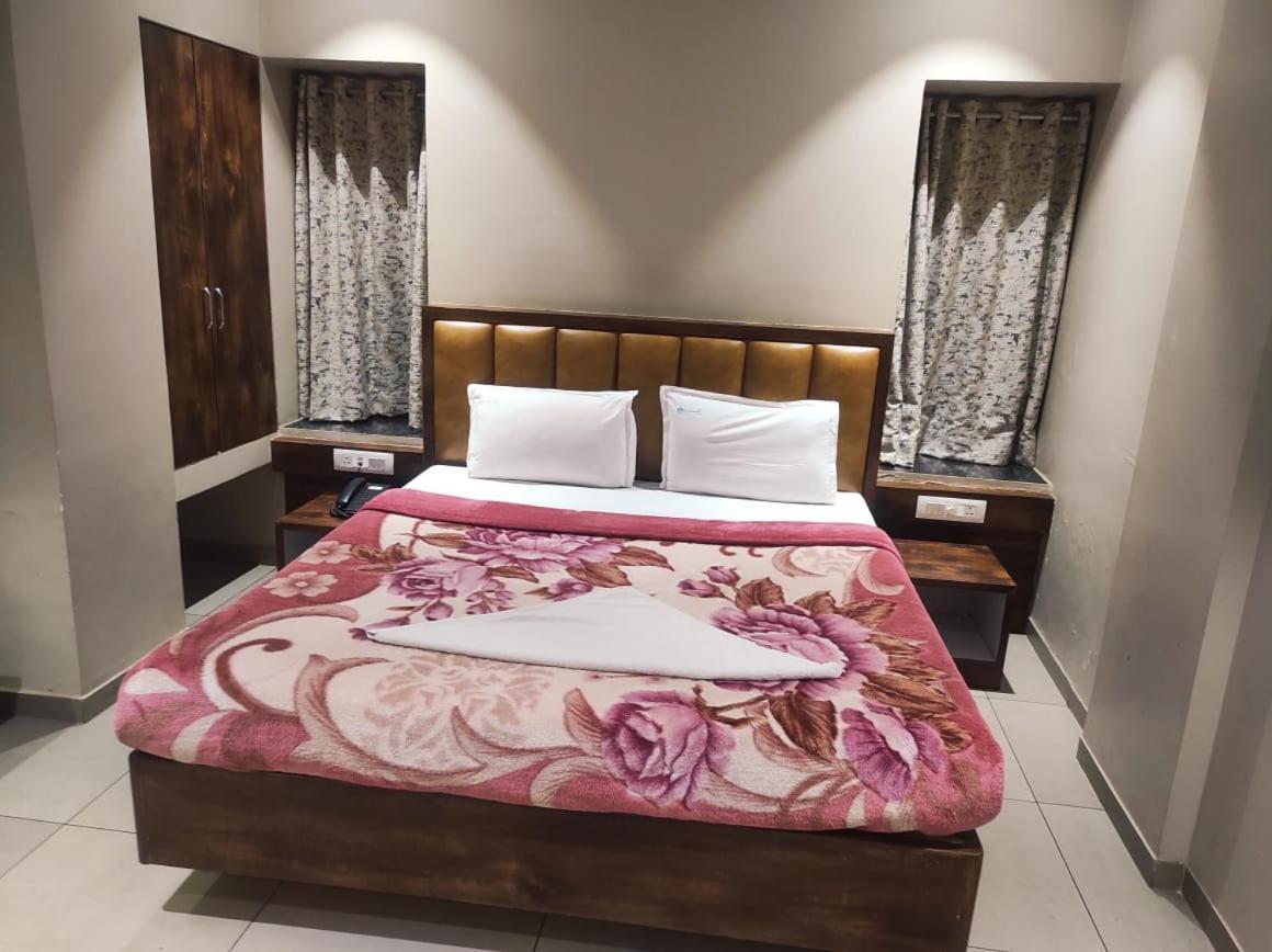 Hotel Vrindavan Deluxe Kolhapur Esterno foto