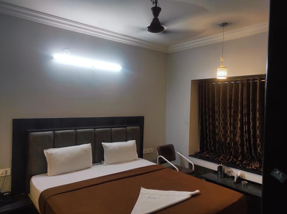 Hotel Vrindavan Deluxe Kolhapur Esterno foto