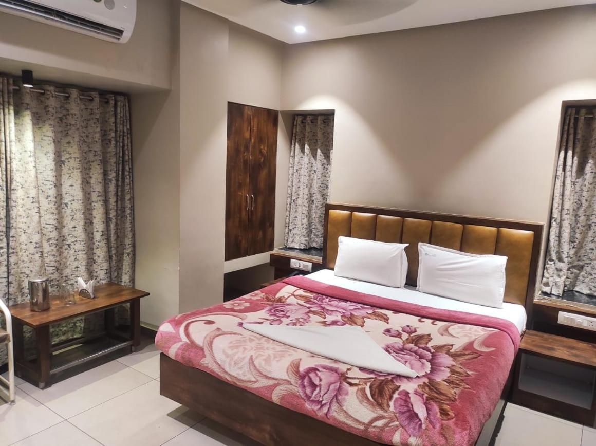 Hotel Vrindavan Deluxe Kolhapur Esterno foto