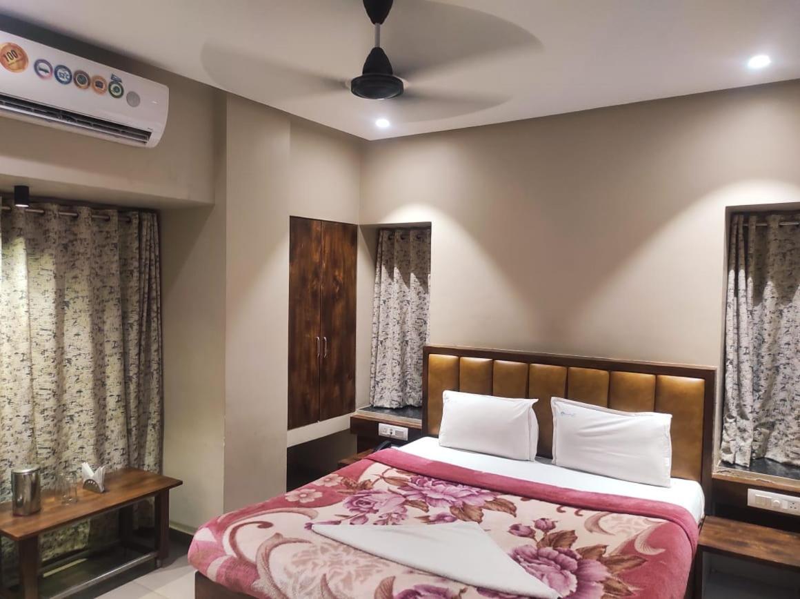 Hotel Vrindavan Deluxe Kolhapur Esterno foto