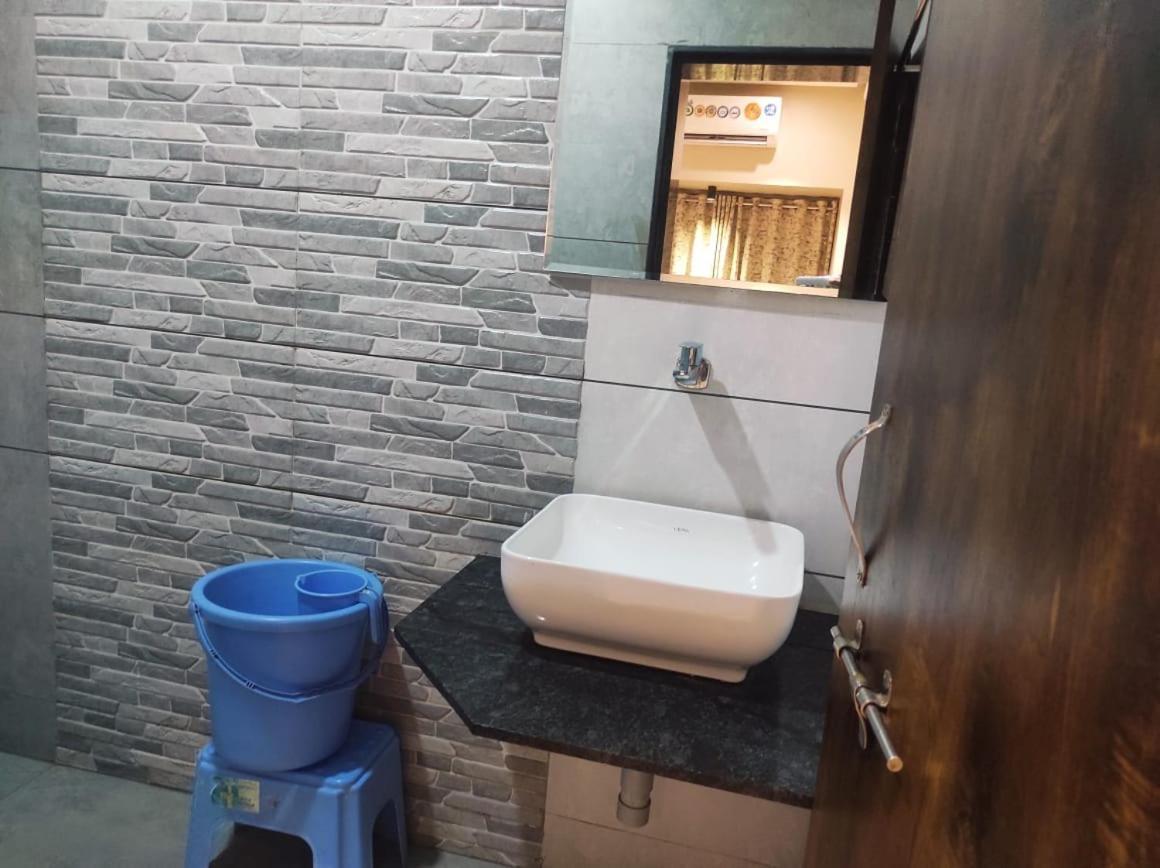 Hotel Vrindavan Deluxe Kolhapur Esterno foto