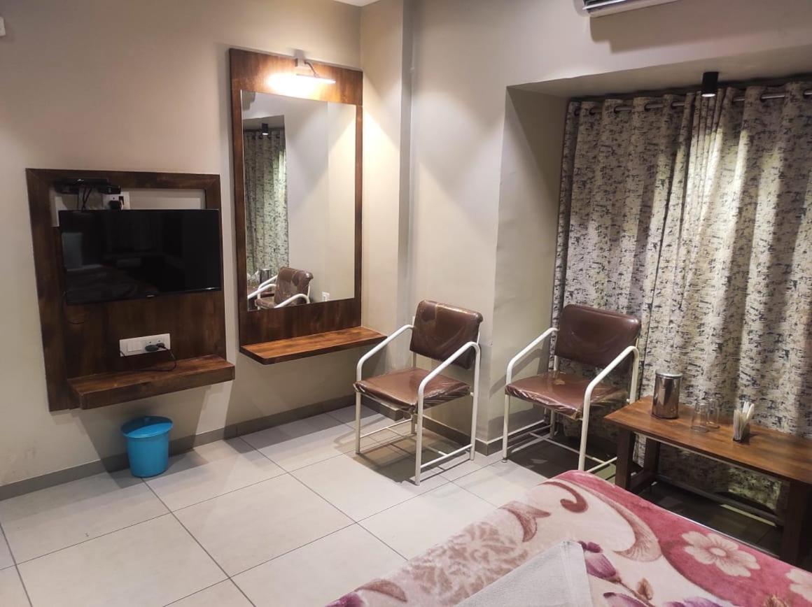 Hotel Vrindavan Deluxe Kolhapur Esterno foto