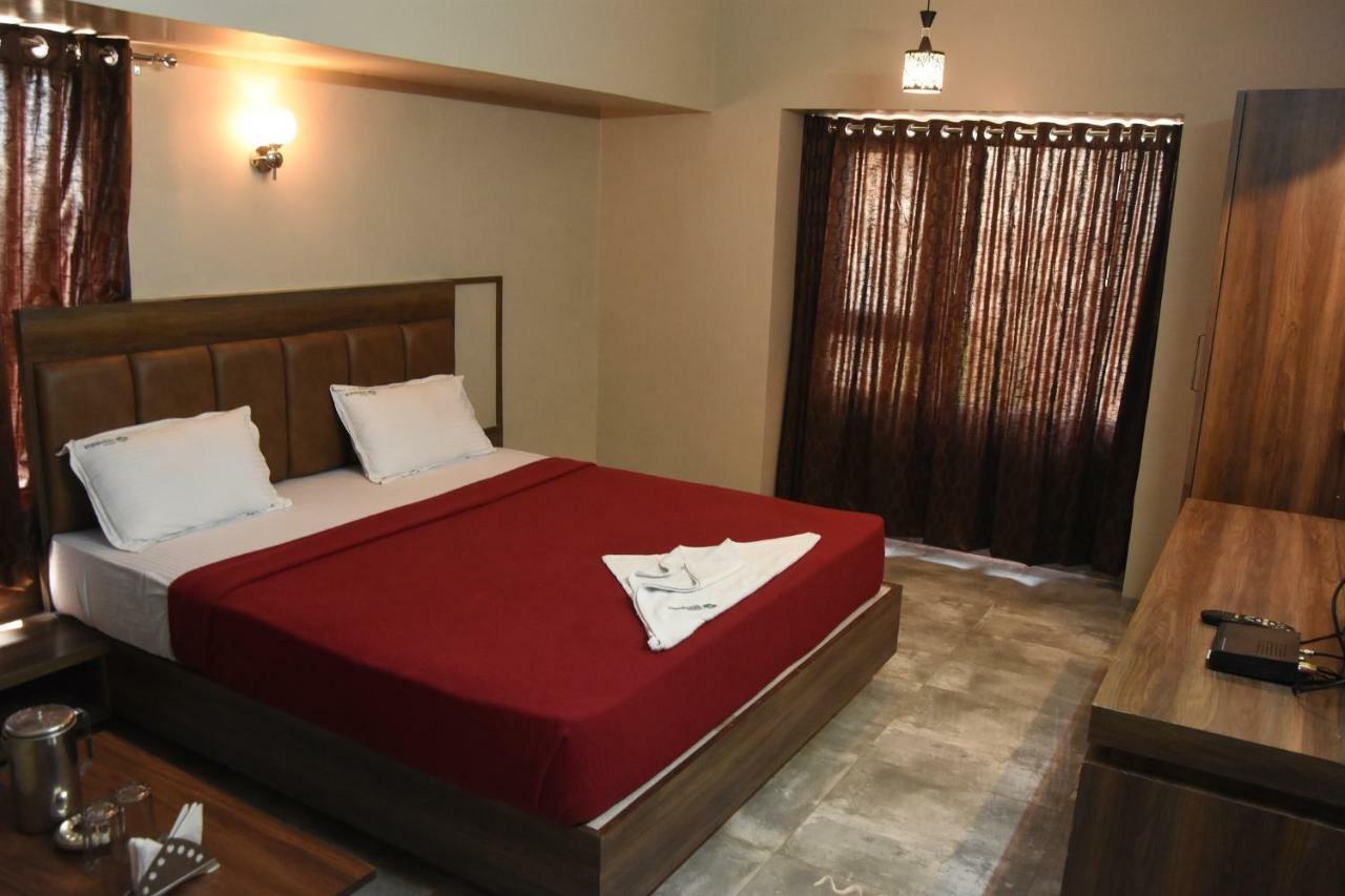 Hotel Vrindavan Deluxe Kolhapur Esterno foto